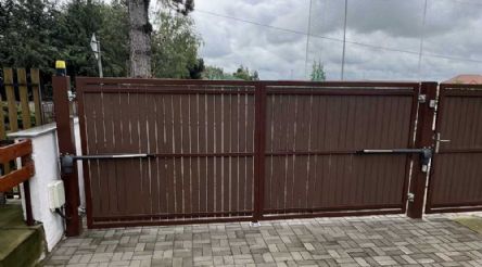 Plotová vrata s odolnou dřevoplastovou výplní – realizace v Jesenici Plotová vrata s odolnou dřevoplastovou výplní – realizace v Jesenici