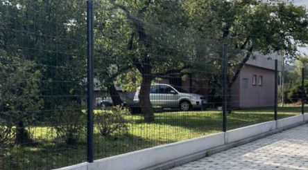 Rychlá a snadná montáž oplocení Pantanet Family v antracitové barvě Rychlá a snadná montáž oplocení Pantanet Family v antracitové barvě